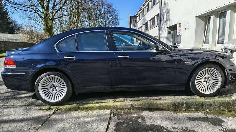 Gebraucht BMW 750 367 PS (269 kW) 2006 Blau Limousine
