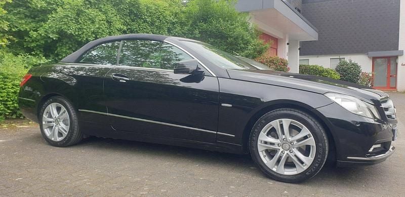 Schwarz Gebraucht 2010 Mercedes E250 Cabrio | 11.300 € (Guter Preis) - Bild 1/4