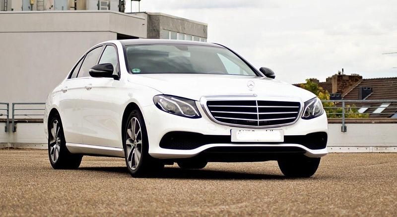 Weiß Gebraucht 2016 Mercedes E220 Limousine | 19.999 € - Bild 1/4