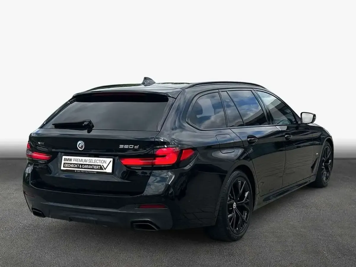 Gebraucht BMW 520 Performance 190 PS (139 kW) 2023 Saphirschwarz metallic Limousine