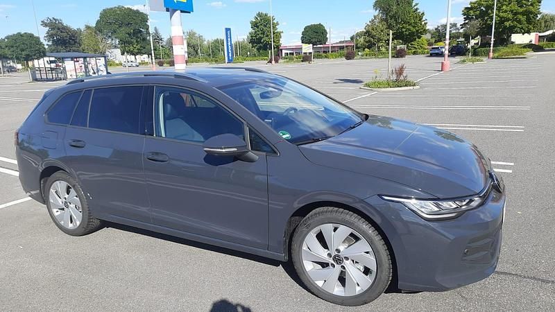 Grau Gebraucht 2024 VW Golf VIII Life Kombi | 30.499 € (Etwas zu teuer) - Bild 1/4