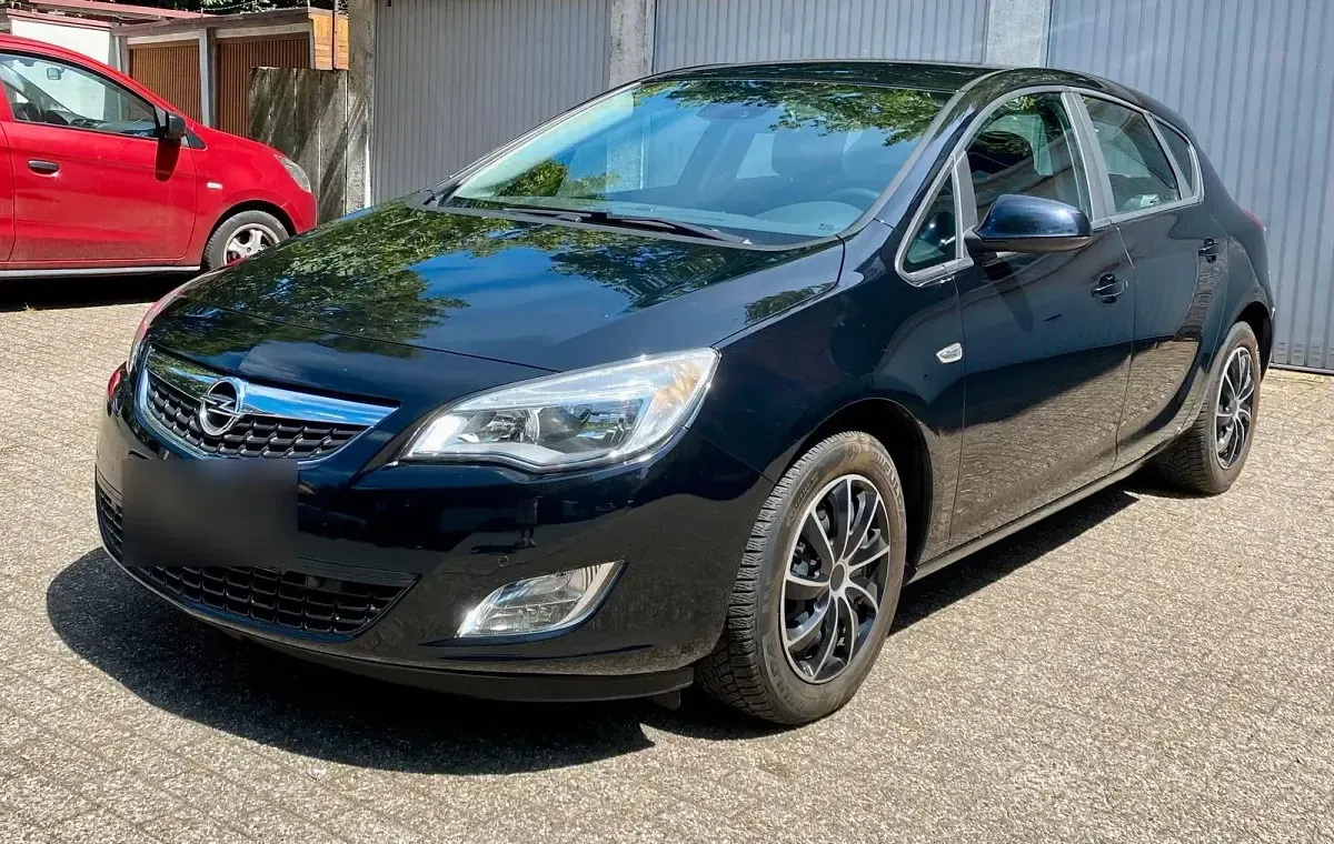 Gebraucht Opel Astra 110 PS (80 kW) 2011 Schwarz Limousine