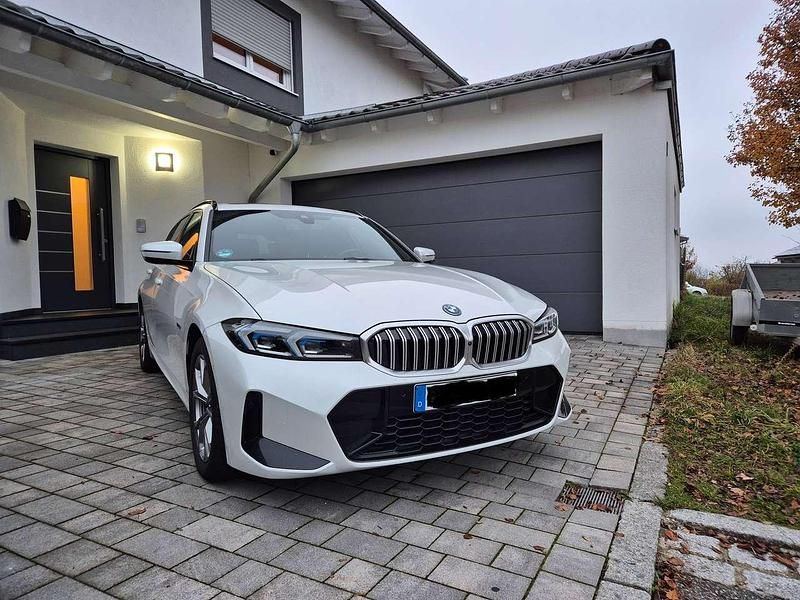 Gebraucht BMW 330e Shadowline 292 PS (214 kW) 2023 Weiß Kombi
