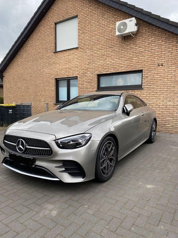Silber Gebraucht 2021 Mercedes E200 AMG line Coupé | 41.500 € (Fairer Preis) - Bild 1/4