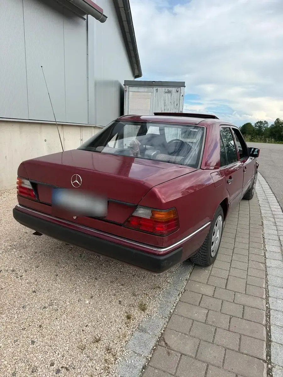 Gebraucht Mercedes E220 150 PS (110 kW) 1992 Rot Limousine