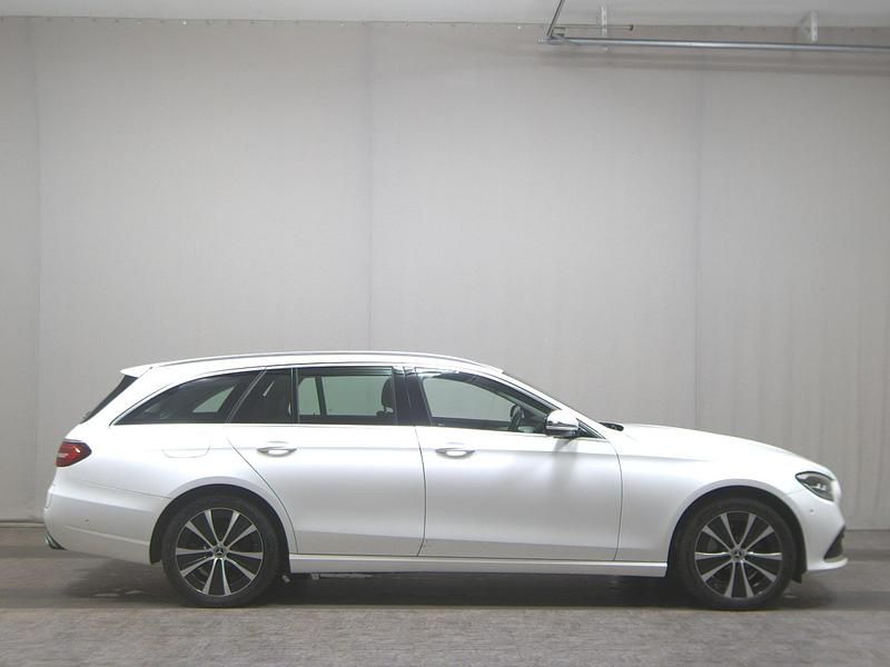 Weiss Gebraucht 2022 Mercedes E300 Avantgarde Kombi | 22.980 € (Superpreis) - Bild 1/4