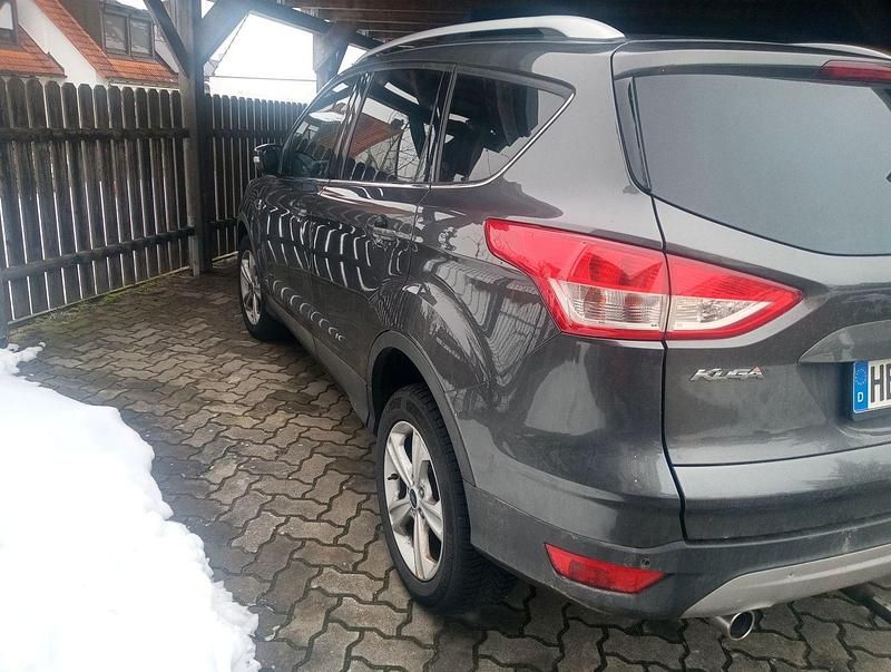 Grau Gebraucht 2015 Ford Kuga Titanium SUV | 10.000 € (Etwas zu teuer) - Bild 1/4