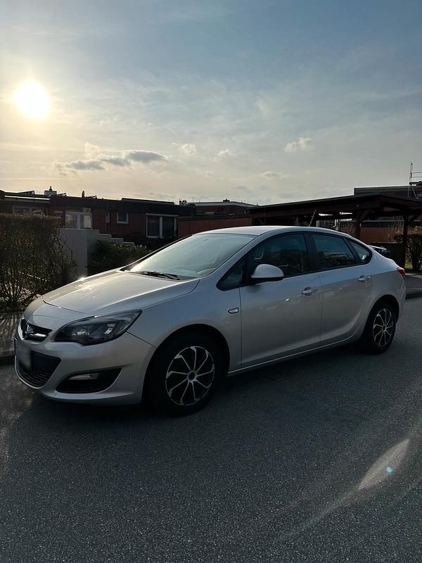 Gebraucht Opel Astra 140 PS (102 kW) 2013 Silber Limousine
