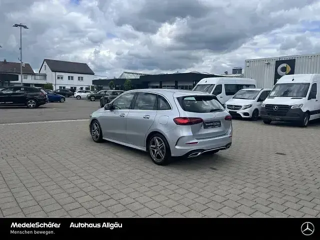 Gebraucht Mercedes B200 AMG line 163 PS (119 kW) 2025 Lack hightechsilber (metallic) Kleinwagen