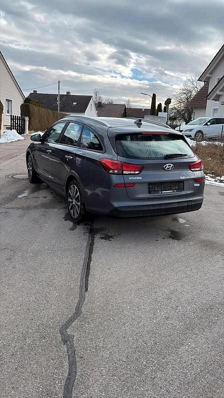 Grau Gebraucht 2017 Hyundai i30 Kombi | 7.250 € - Bild 1/4