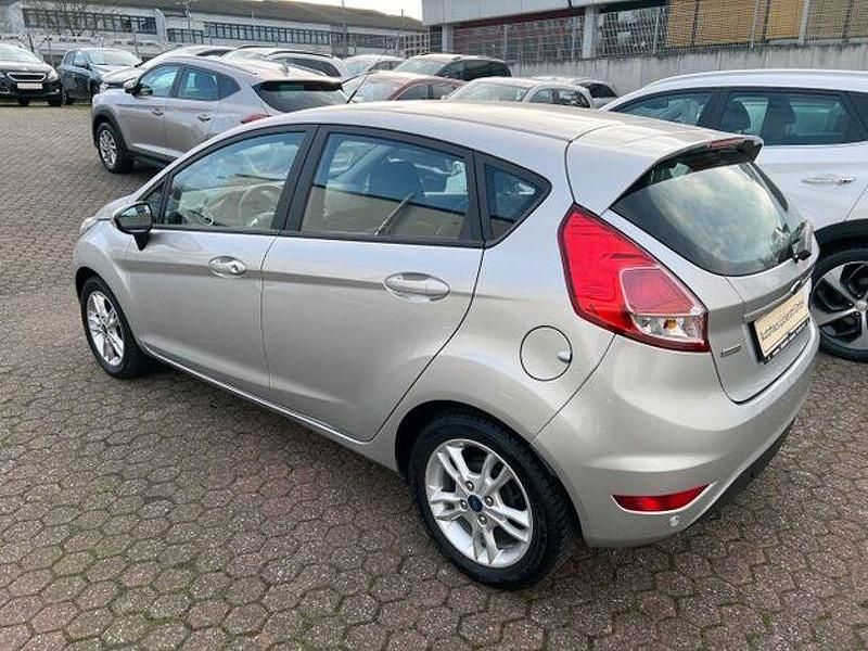Gebraucht Ford Fiesta Celebration 101 PS (74 kW) 2017 Moondust silver (metallic) Limousine