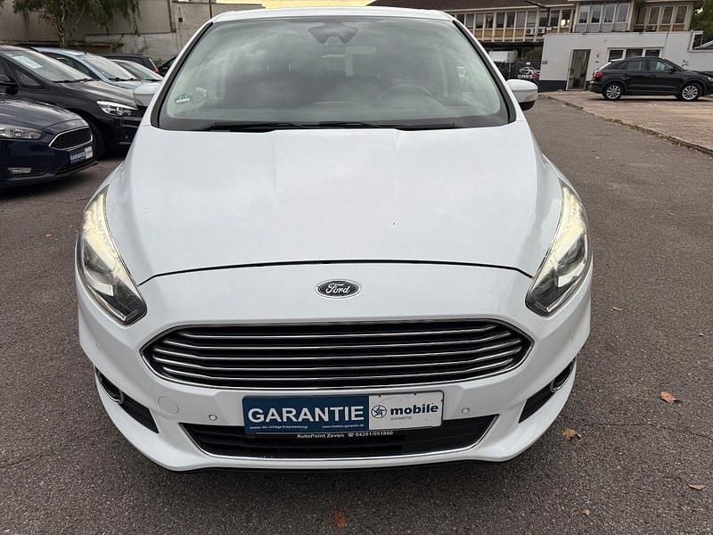 Gebraucht Ford S-MAX Titanium 179 PS (131 kW) 2016 Weiß Van / Kleinbus