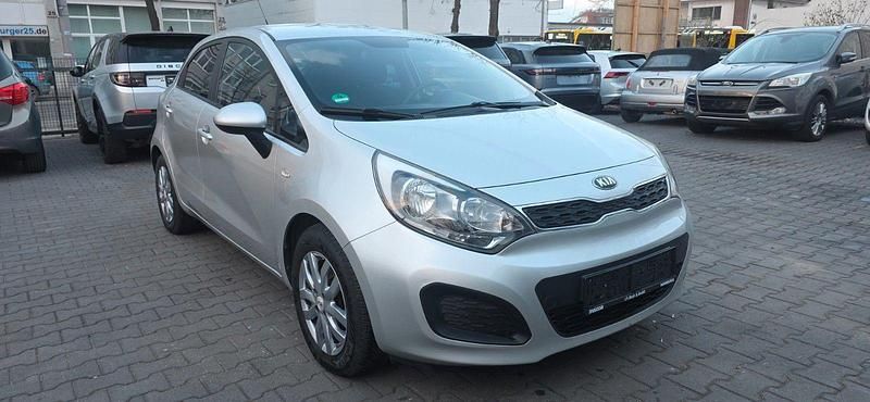 Gebraucht Kia Rio Edition 7 109 PS (80 kW) 2014 Silber Limousine