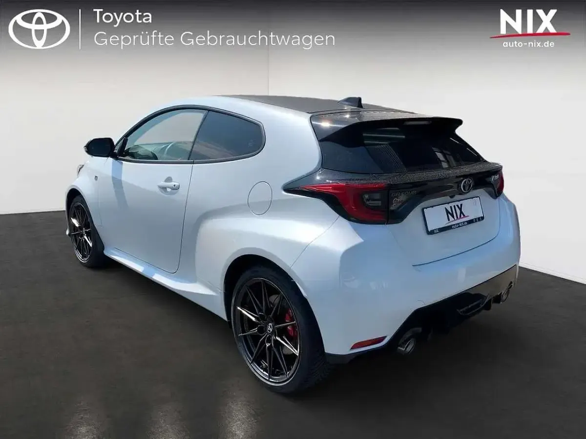 Gebraucht Toyota Yaris Basis 261 PS (191 kW) 2024 Platinumweiss perleffekt Kleinwagen