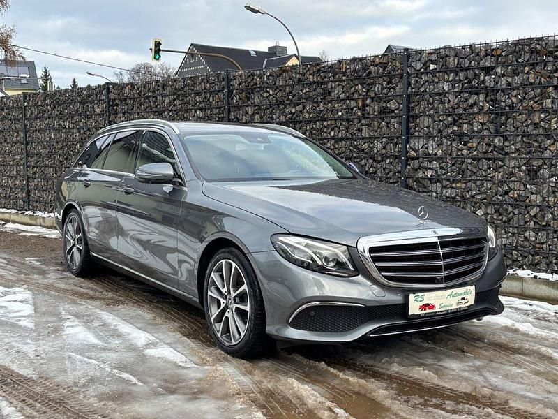 Grau Gebraucht 2018 Mercedes E220 Limousine | 21.990 € (Fairer Preis) - Bild 1/4