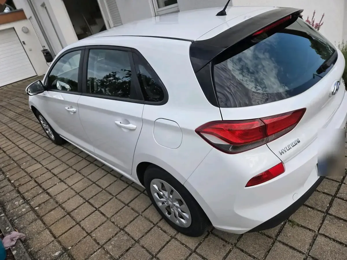 Gebraucht Hyundai i30 Select 99 PS (72 kW) 2018 Weiß Kleinwagen