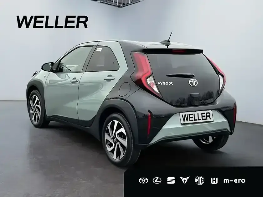 Neu Toyota Aygo 72 PS (52 kW) 2025 Urban khaki (6x3)/ black mica (209) (gruen) Kleinwagen
