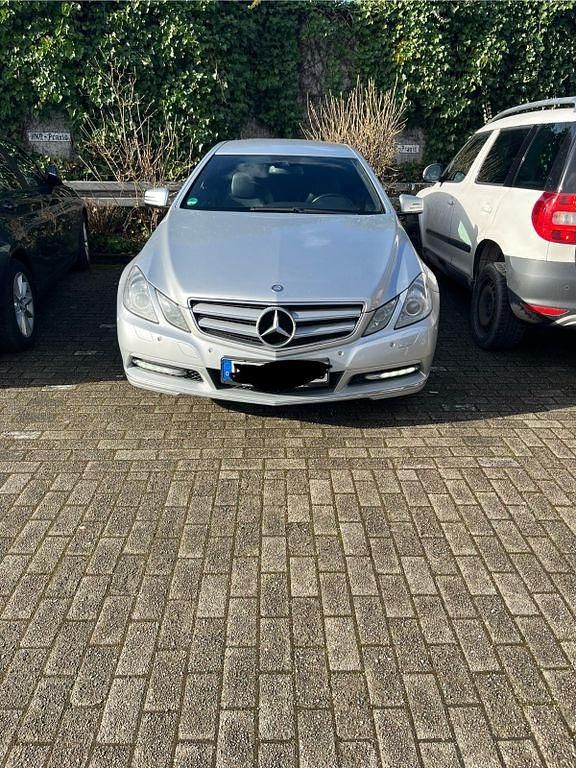 Silber Gebraucht 2011 Mercedes E200 Coupé | 9.999 € (Guter Preis) - Bild 1/4