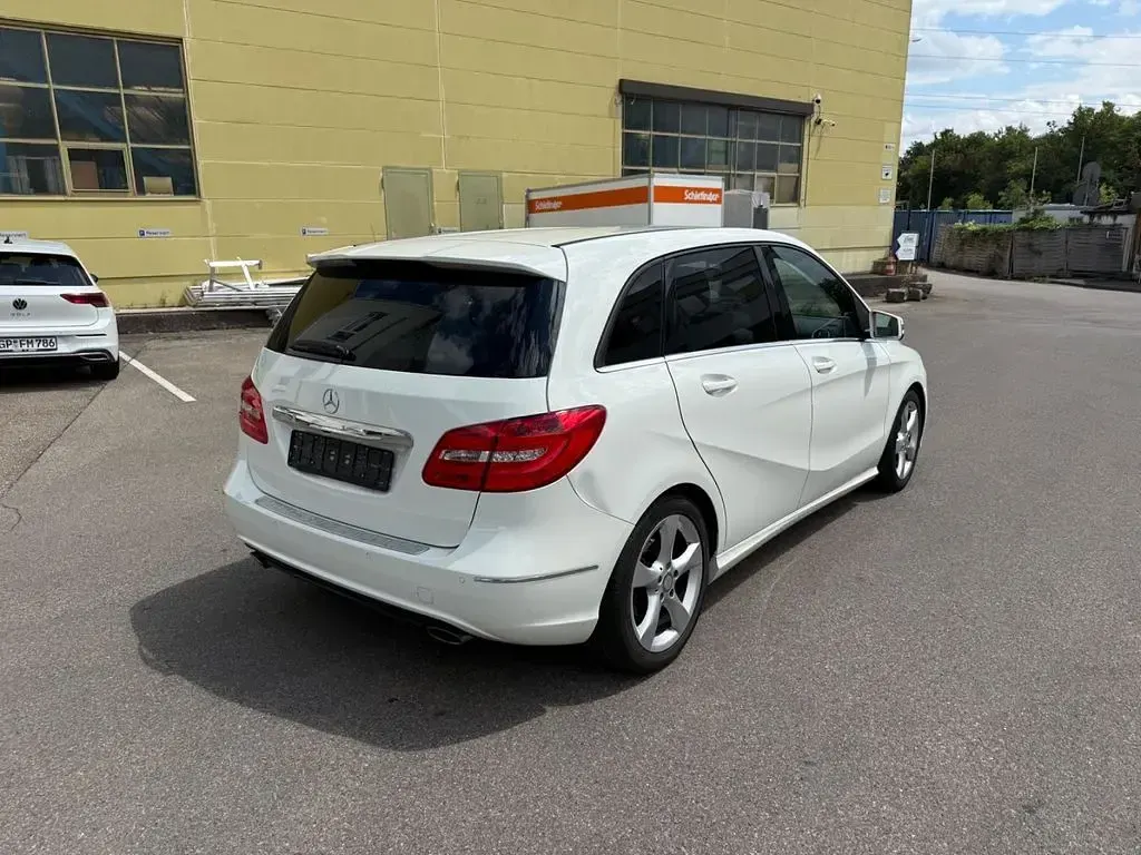 Gebraucht Mercedes B180 122 PS (89 kW) 2014 Weiß Kleinwagen