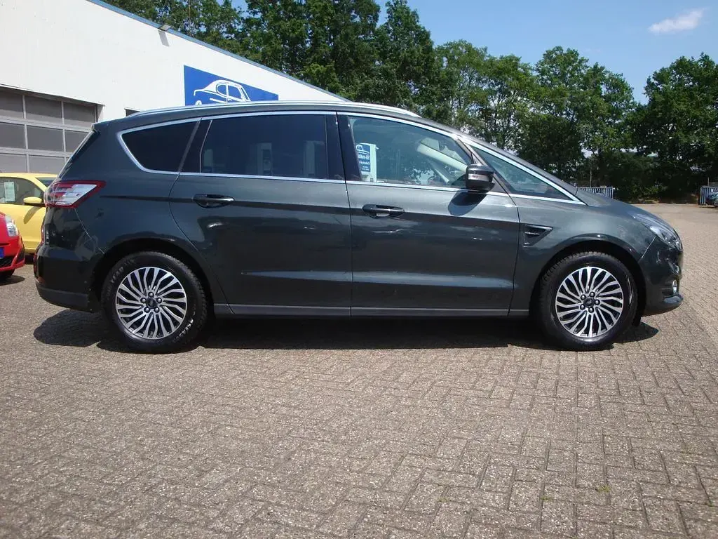 Gebraucht Ford S-MAX Titanium 165 PS (121 kW) 2019 Grau Van / Kleinbus