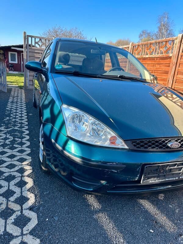 Grün Gebraucht 2002 Ford Focus Kleinwagen | 700 € (Superpreis) - Bild 1/4