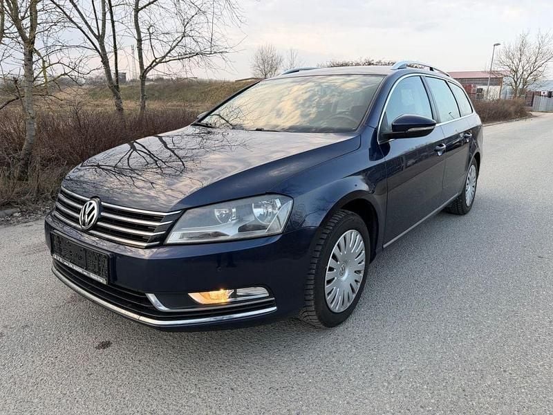 Gebraucht VW Passat Comfortline 122 PS (89 kW) 2012 Blau Limousine