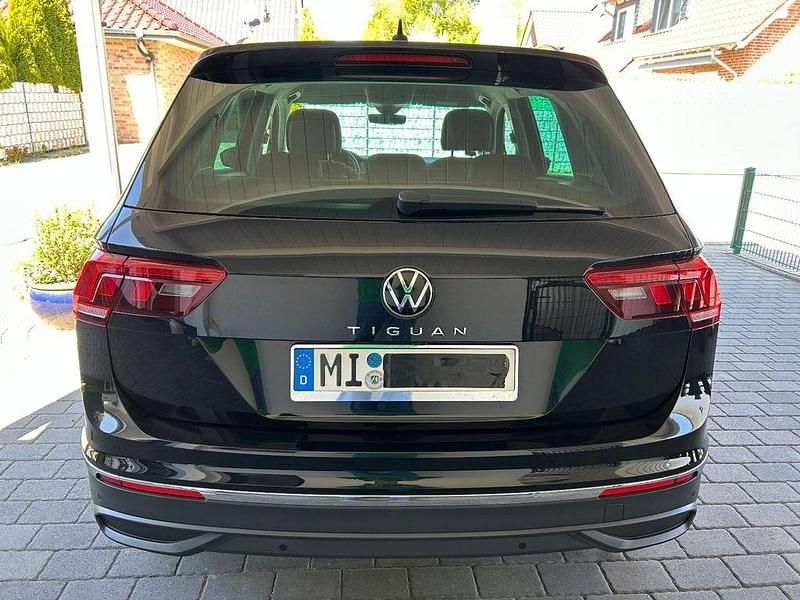 Gebraucht VW Tiguan Move 150 PS (110 kW) 2023 Schwarz SUV