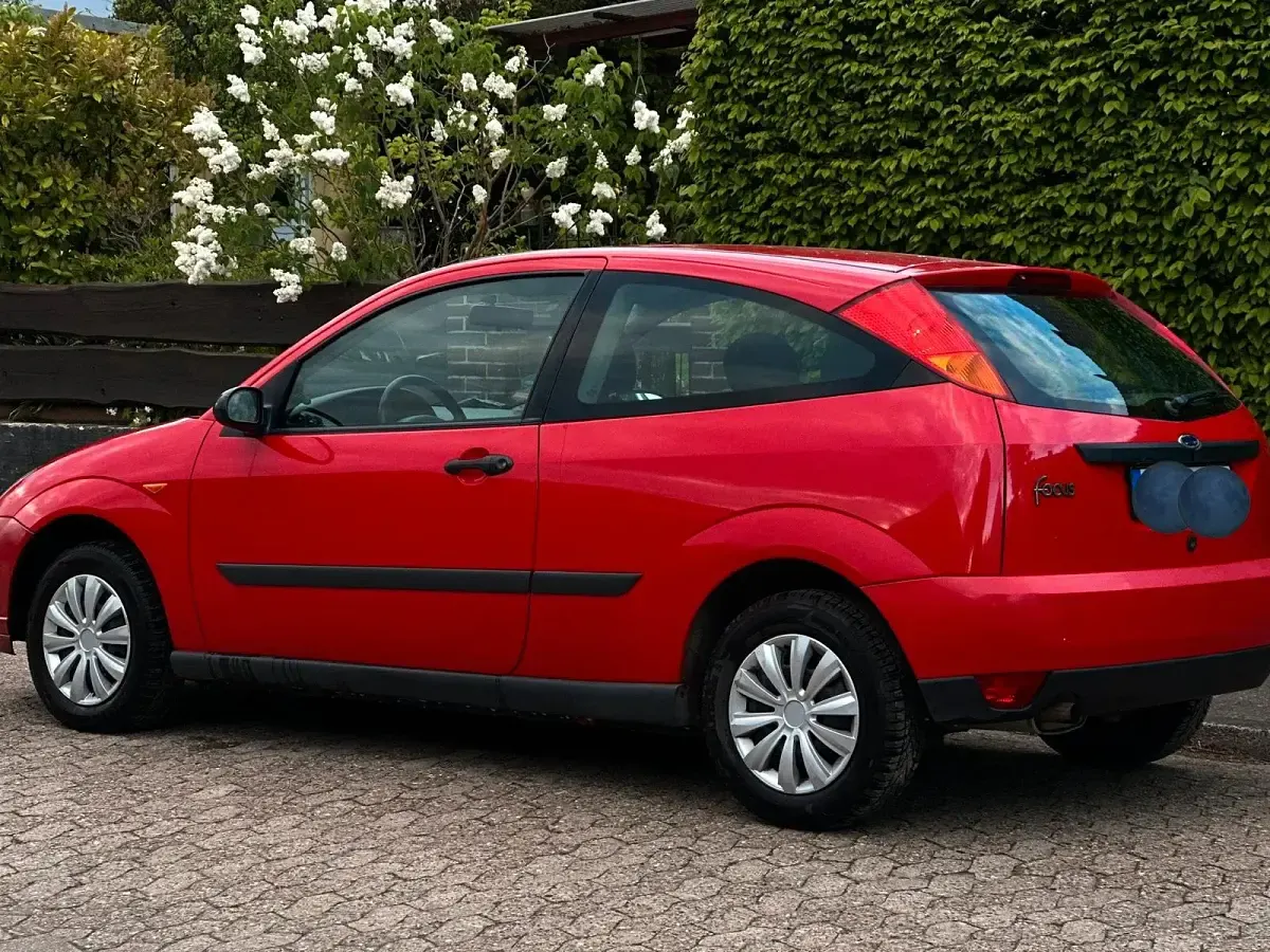 Brugt Ford Focus 75 HK (55 kW) 2000 Rød Hatchback