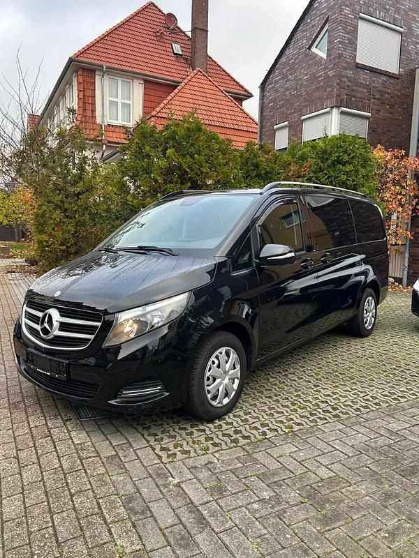 Schwarz Gebraucht 2016 Mercedes V220 Van / Kleinbus | 23.900 € (Superpreis) - Bild 1/4