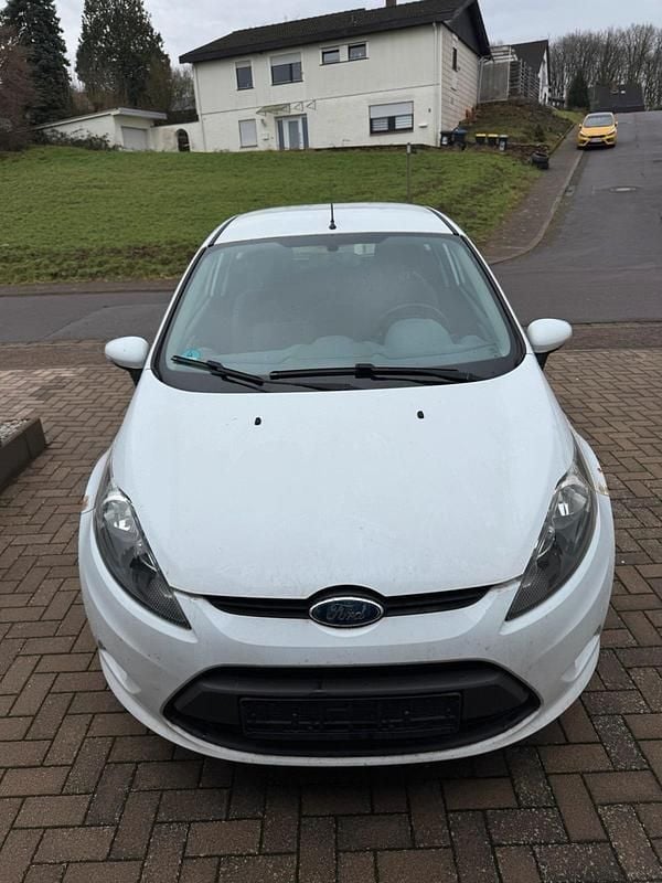 Gebraucht Ford Fiesta Ambiente 82 PS (60 kW) 2010 Weiß Kleinwagen