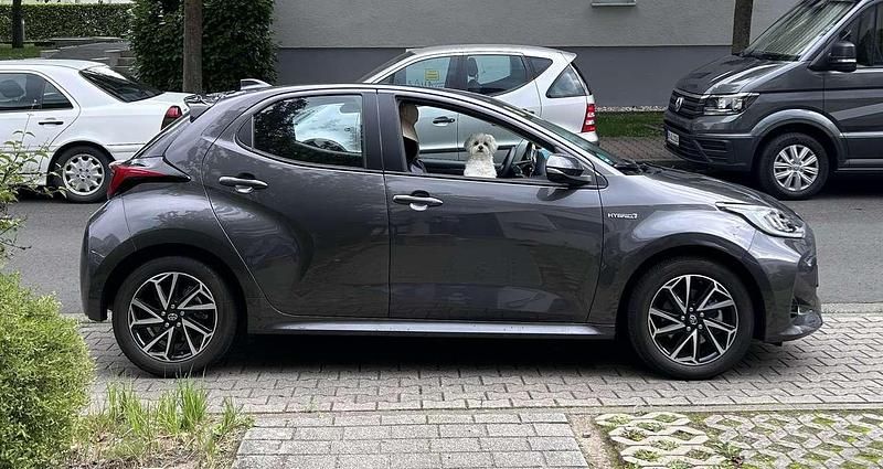 Gebraucht 2021 Toyota Yaris Hybrid Team Limousine | 17.950 € (Fairer Preis) - Bild 1/1