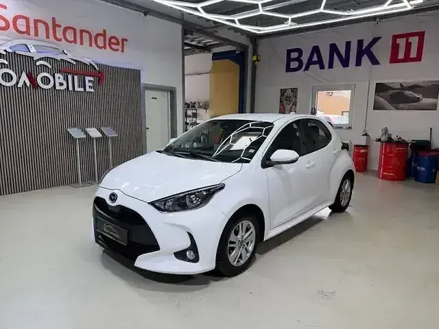 Używany Mazda 2 92 KM (67 kW) 2022 Biały Sedan/Limuzyna