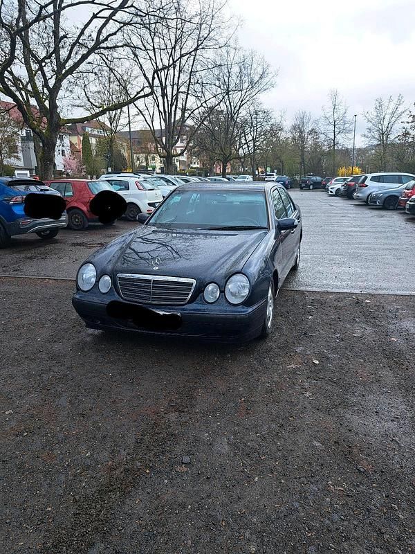 Gebraucht Mercedes E220 142 PS (104 kW) 2001 Blau Limousine