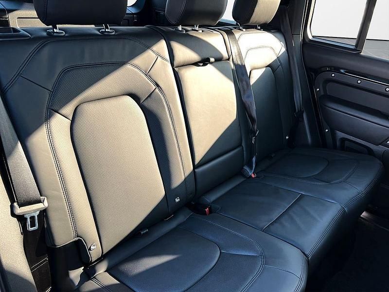 Gebraucht Land Rover Defender SE Dynamic 300 PS (220 kW) 2024 Santorini black SUV