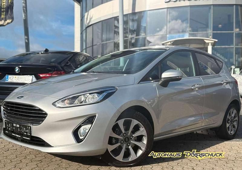 Polarsilber metallic (metallic) Gebraucht 2018 Ford Fiesta Limousine | 10.990 € (Fairer Preis) - Bild 1/4