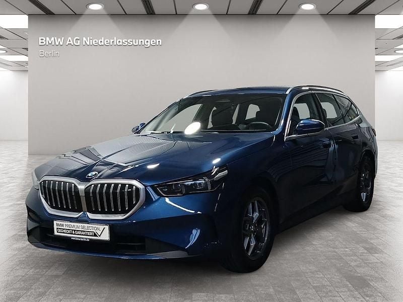 Blau Gebraucht 2025 BMW 520 Comfort Edition Kombi | 48.400 € (Superpreis) - Bild 1/4