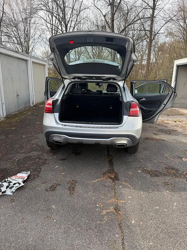 Usata Mercedes GLA200 156 CV (114 kW) 2017 Argento SUV