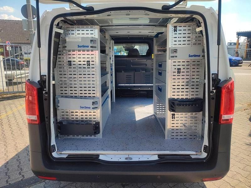 Weiß Gebraucht 2019 Mercedes Vito Van / Kleinbus | 17.731 € (Guter Preis) - Bild 1/4