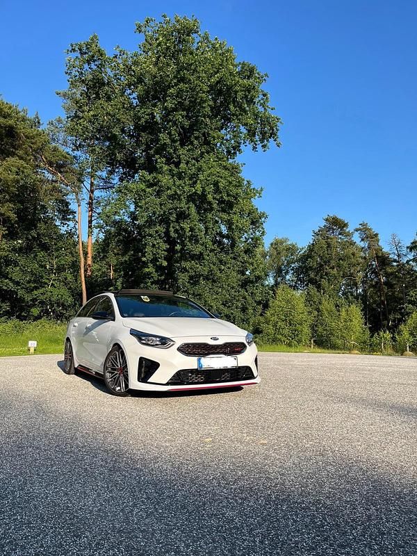 Weiß Gebraucht 2020 Kia ProCeed GT Kleinwagen | 20.000 € (Fairer Preis) - Bild 1/4