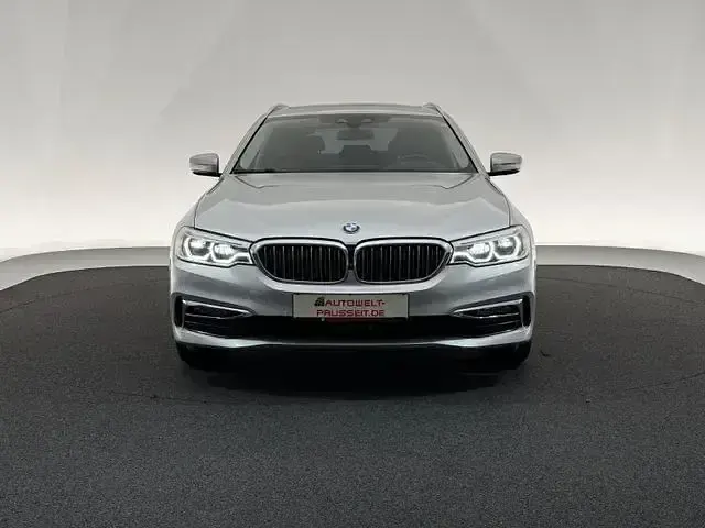 Gebraucht BMW 520 Luxury Line 190 PS (139 kW) 2019 Glaciersilber Kombi