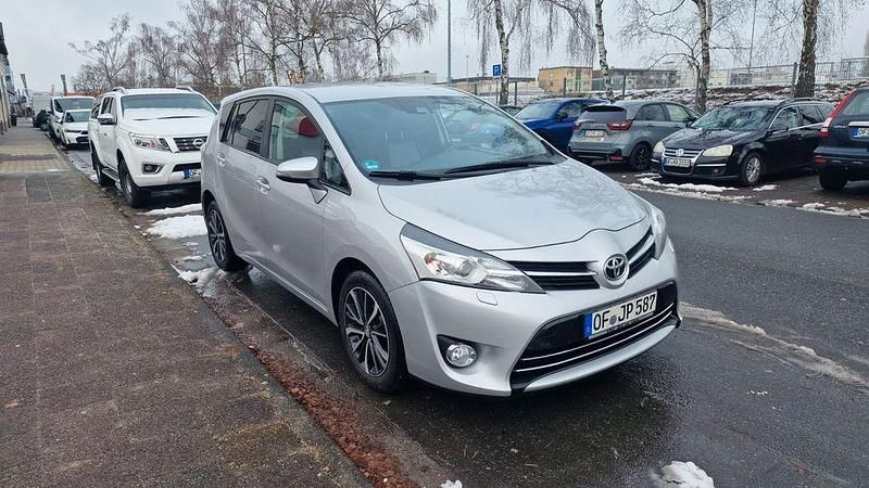 Gebraucht Toyota Verso Edition-S 147 PS (108 kW) 2017 Silber Van / Kleinbus
