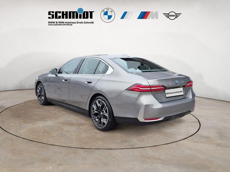Gebraucht BMW 550e Performance 489 PS (359 kW) 2024 Grau Limousine