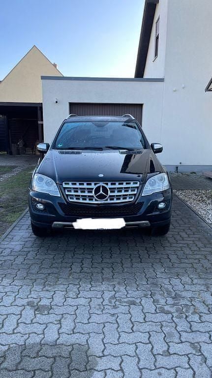 Schwarz Gebraucht 2009 Mercedes ML350 SUV | 16.299 € (Teuer) - Bild 1/4