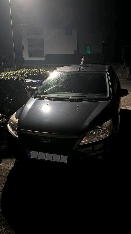 Schwarz Gebraucht 2010 Ford Focus Limousine | 1.700 € (Superpreis) - Bild 1/4