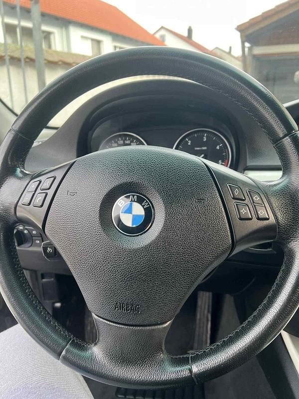 Gebraucht BMW 320 177 PS (130 kW) 2008 Schwarz Limousine