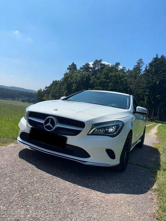Weiß Gebraucht 2017 Mercedes CLA220 Shooting Brake Urban Kombi | 18.999 € (Fairer Preis) - Bild 1/4