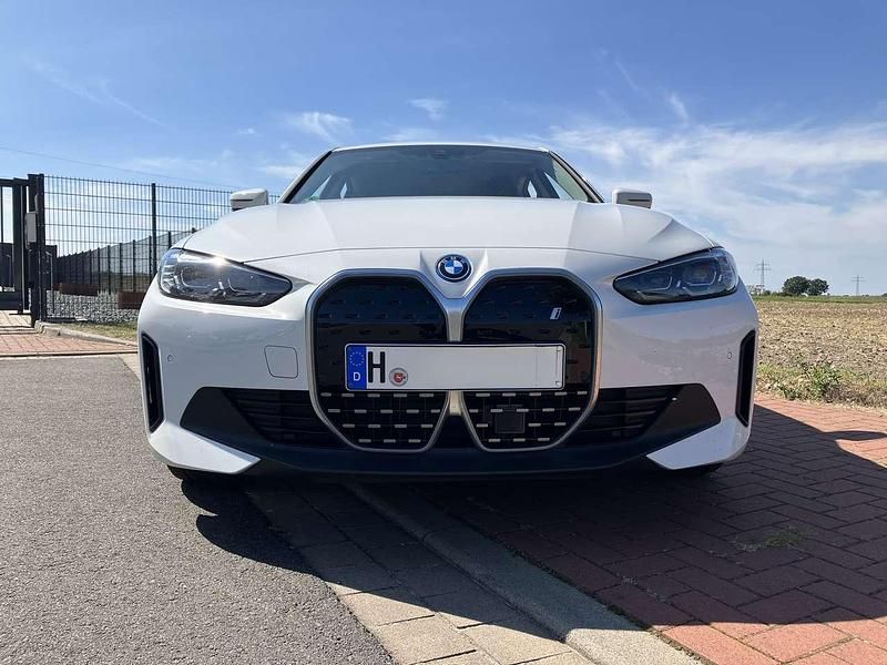 Weiß Gebraucht 2023 BMW i4 Efficient Dynamics Limousine | 45.000 € (Guter Preis) - Bild 1/4