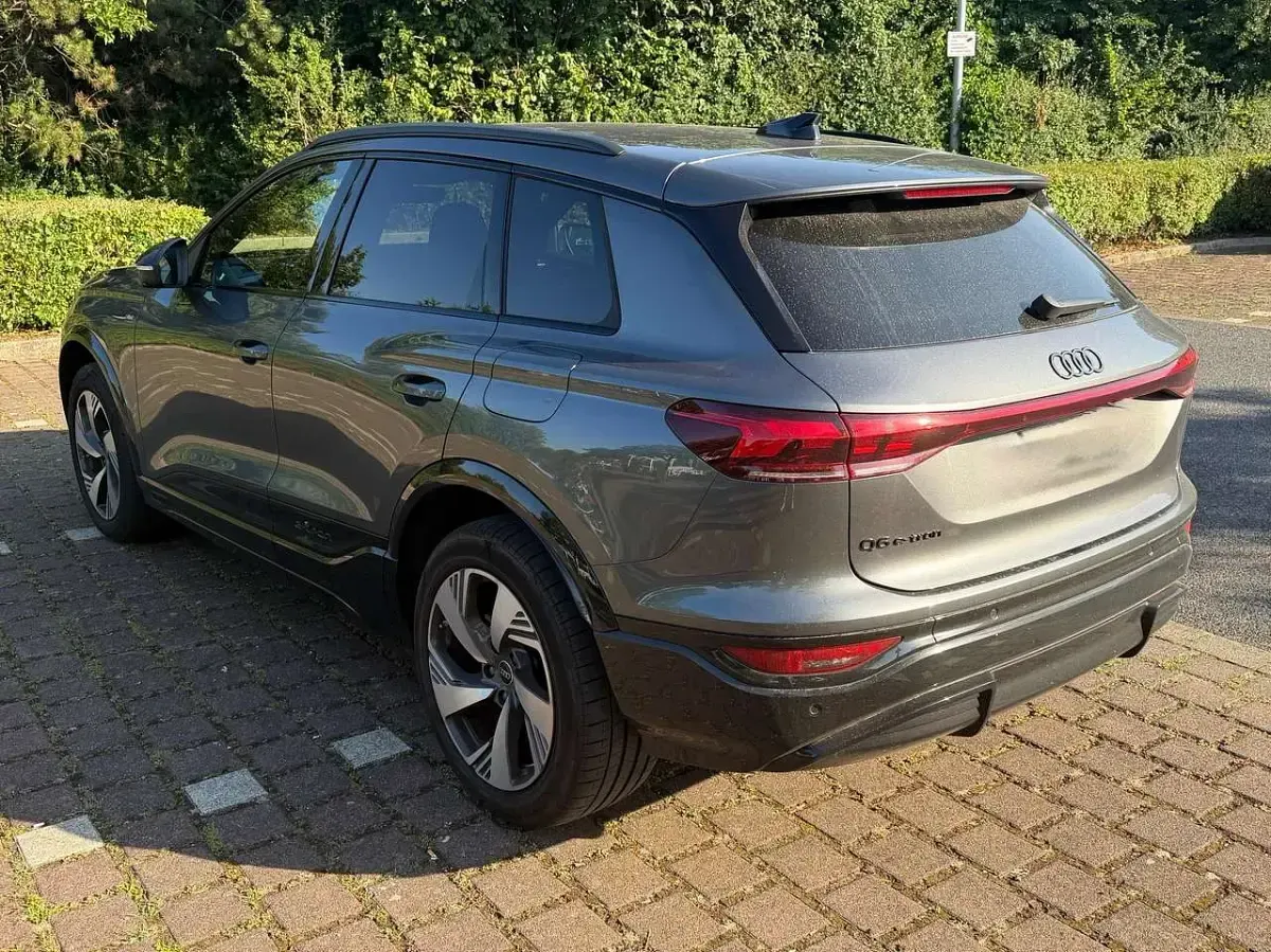 Gebraucht Audi Q6 e-tron Business 225 kW (306 PS) 2026 Grau SUV