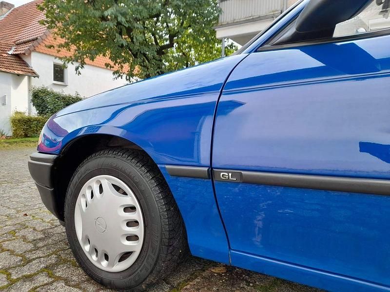 Gebraucht 1995 Opel Astra Limousine | 3.150 € - Bild 1/4