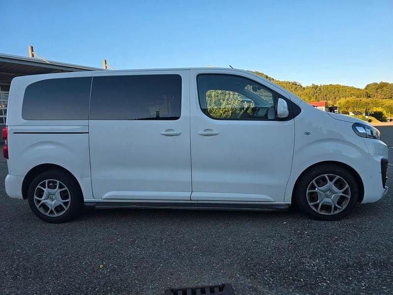 Weiß Gebraucht 2018 Citroën Spacetourer Feel Van | 14.900 € (Teuer) - Bild 1/4